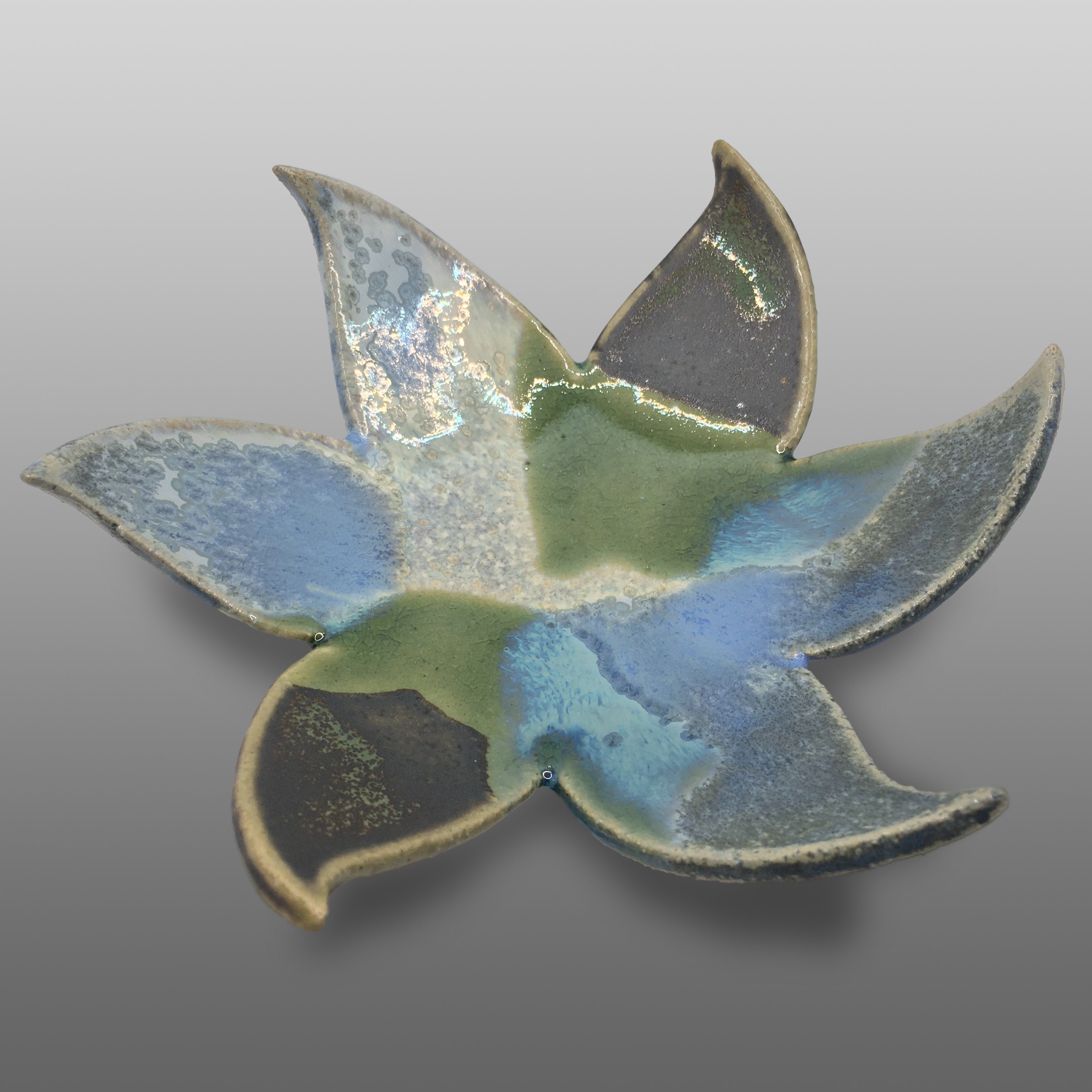 Coupelle fleur émaillée bleu vert bronze blanc gris