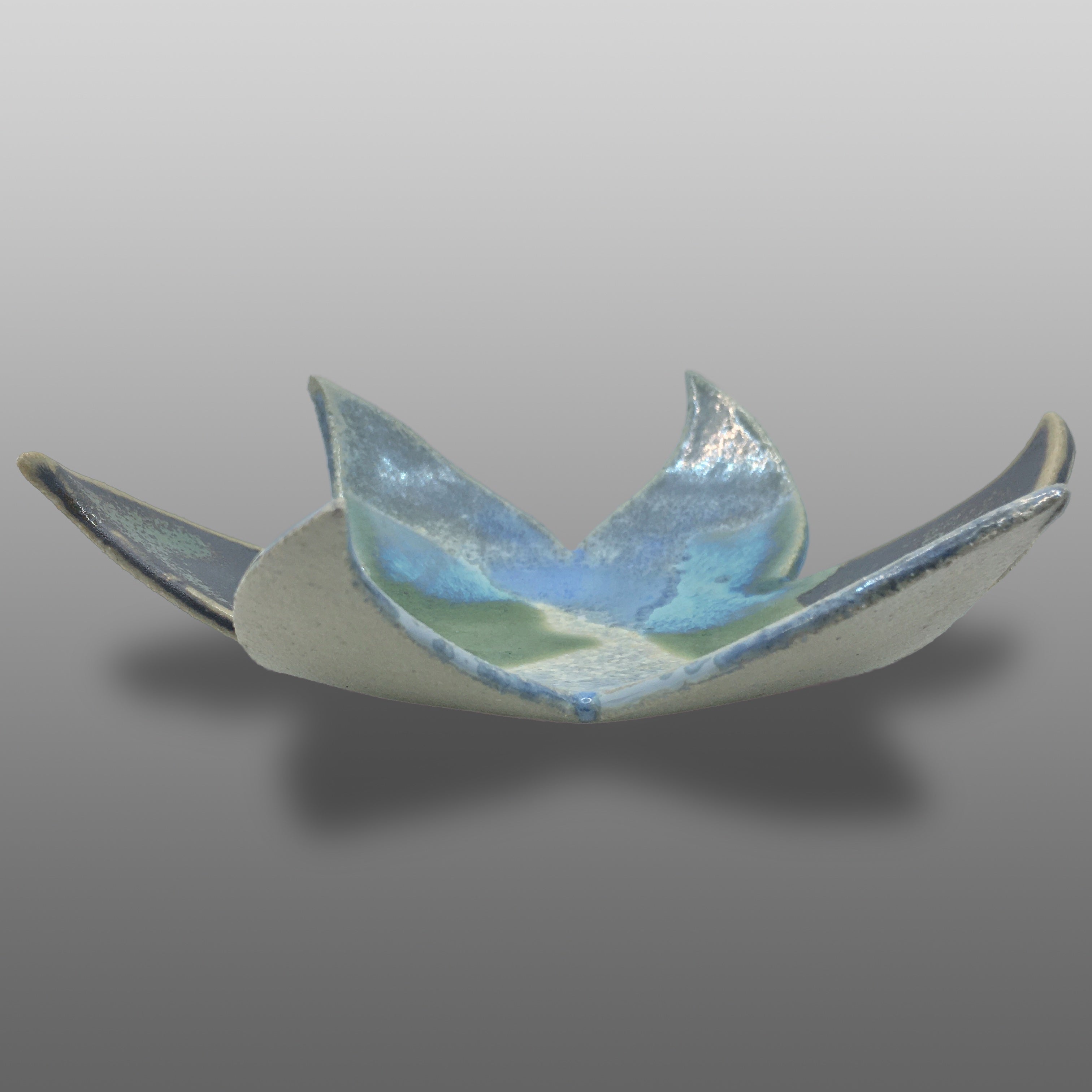 Coupelle fleur émaillée bleu vert bronze blanc gris