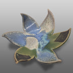 Coupelle fleur émaillée bleu vert bronze blanc gris