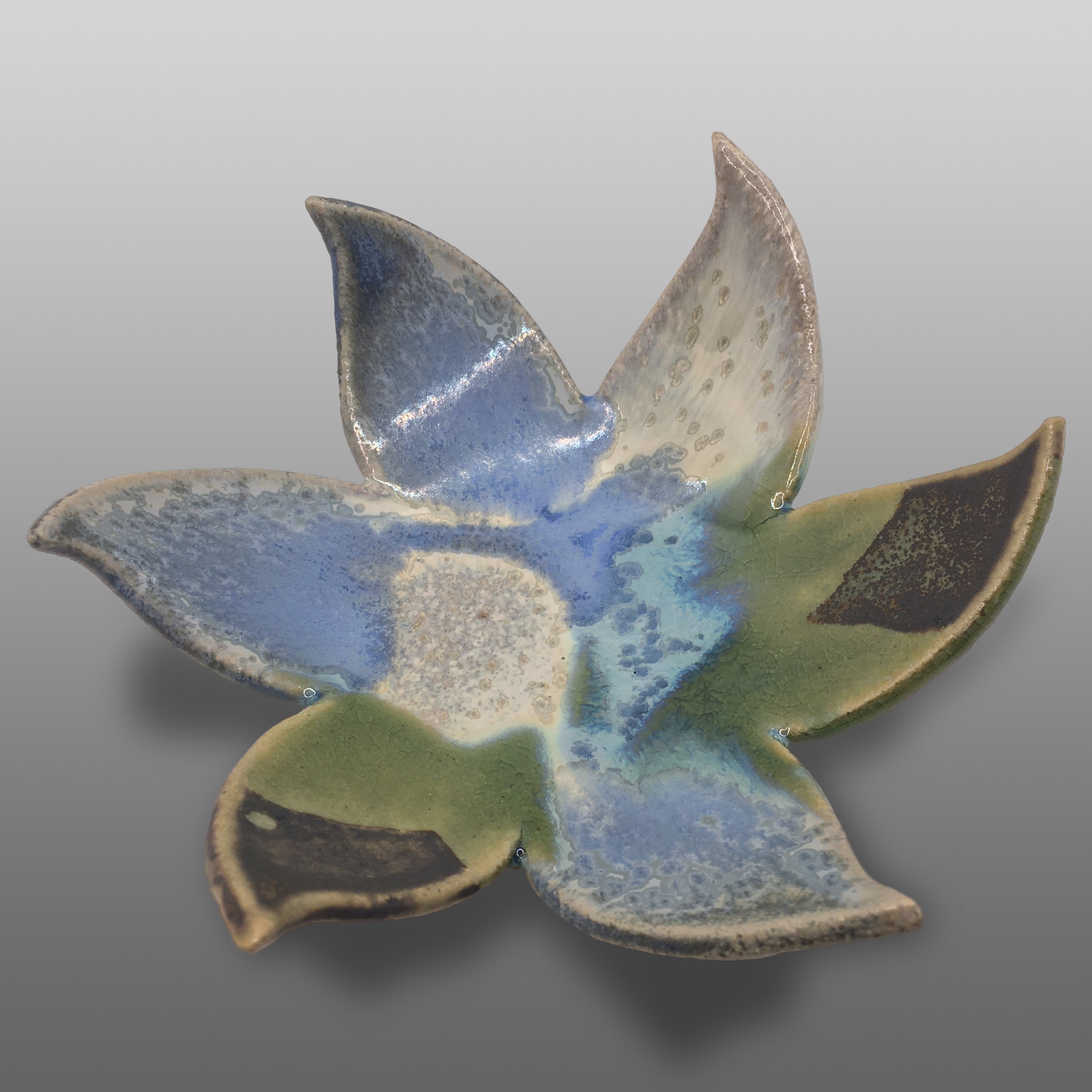Coupelle fleur émaillée bleu vert bronze blanc gris