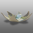 Coupelle fleur émaillée bleu vert bronze blanc gris