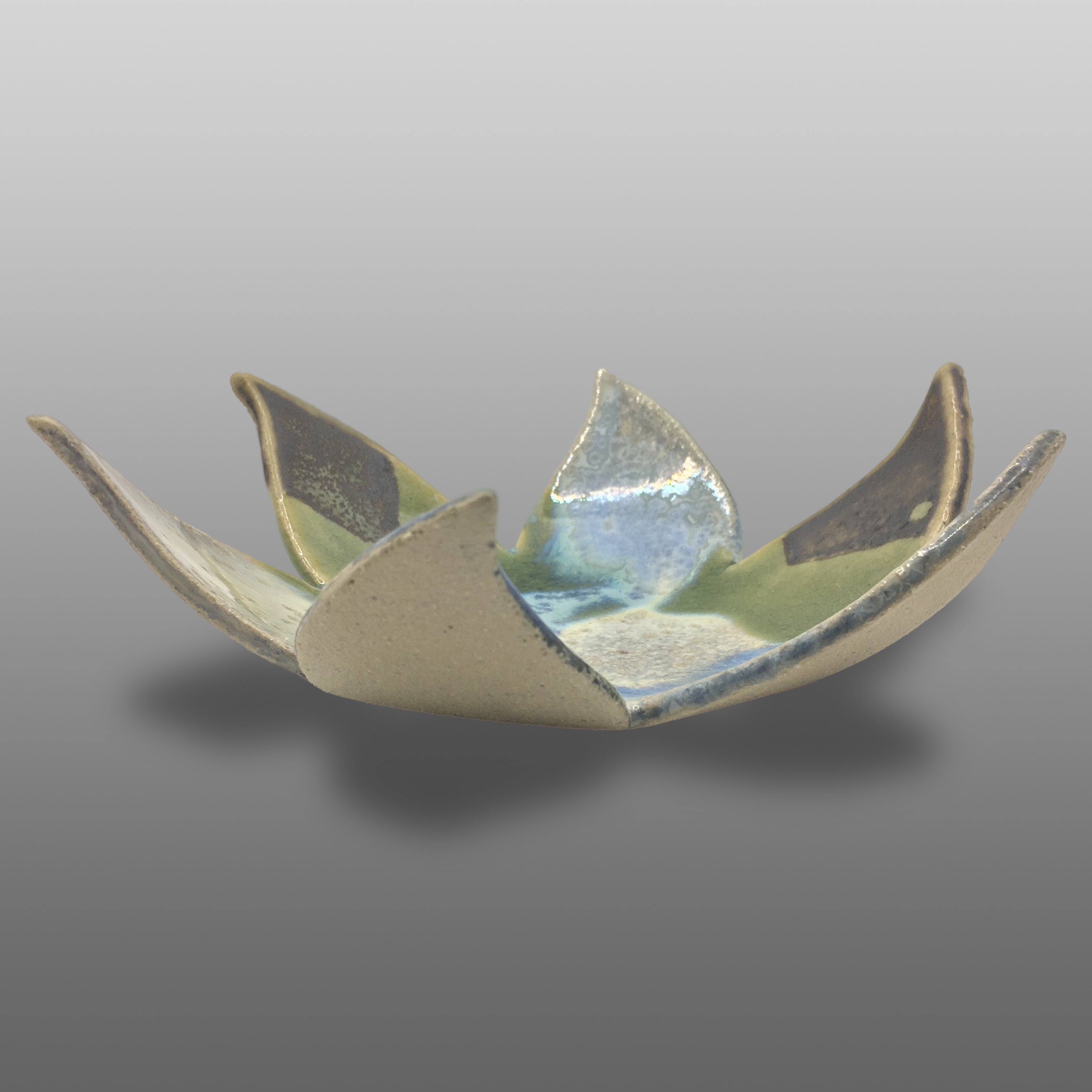 Coupelle fleur émaillée bleu vert bronze blanc gris