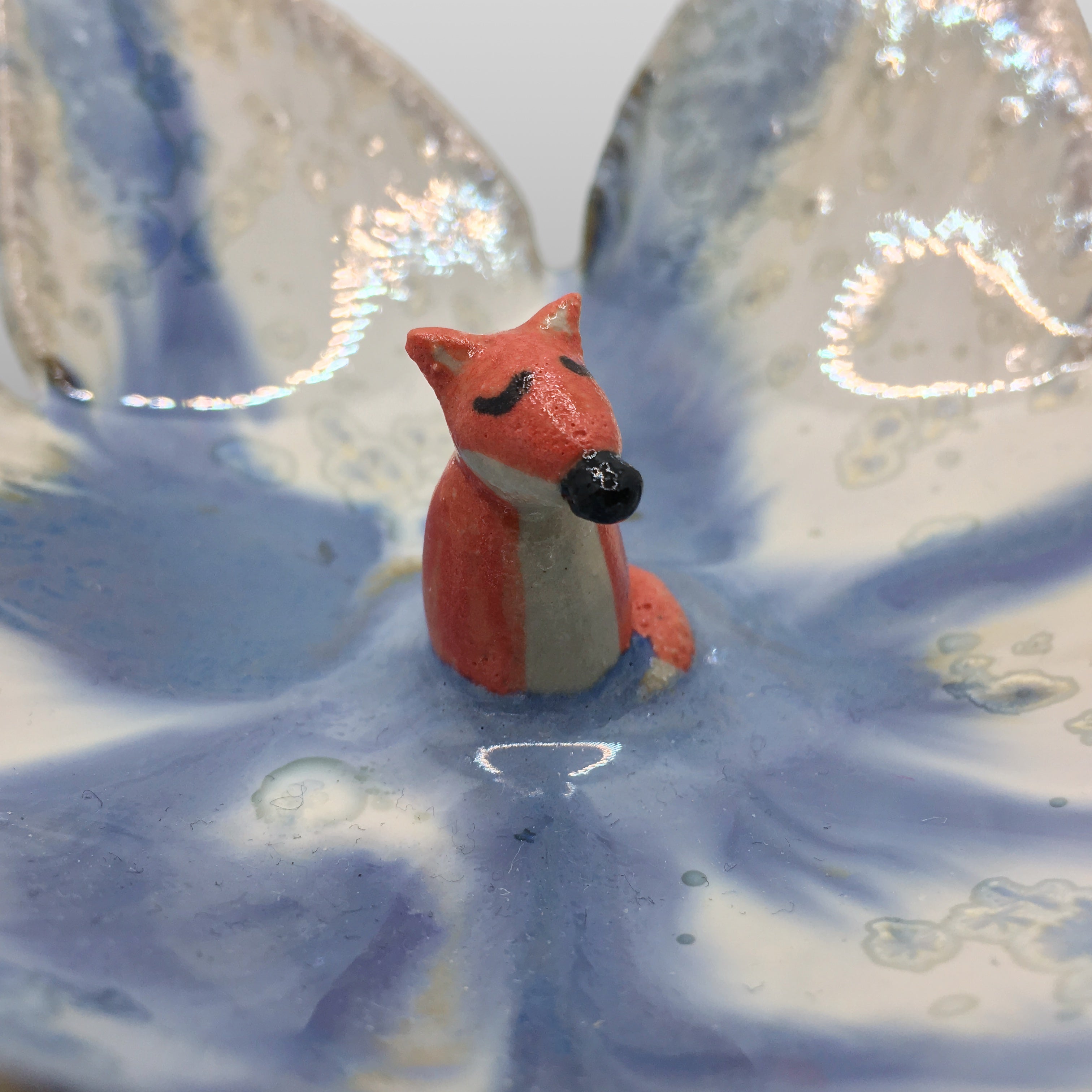 Coupelle fleur renard orangé émaillée bleu blanc